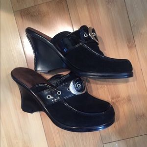 Dr scholls recite black suede buckle wedge clogs